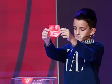 Sorteo para la segunda ronda de la Copa del Rey ***AÑADE IDENTIFICACIÓN*** LAS ROZAS (MADRID), 27/11/2024.- Eric Toledo, defensa del Unió Benetússer Favara, muestra la papeleta en la que se lee el nombre del Salamanca CF UDS durante el sorteo para determinar los emparejamientos de la segunda ronda de la Copa del Rey celebrado este miércoles en la Ciudad de Fútbol de Las Rozas (Madrid). EFE/ Rodrigo Jiménez
