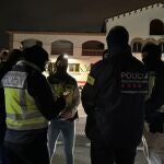 Agentes de los Mossos d'Esquadra y de la Policía Nacional en el dispositivo contra un grupo dedicado al tráfico de seres humanos