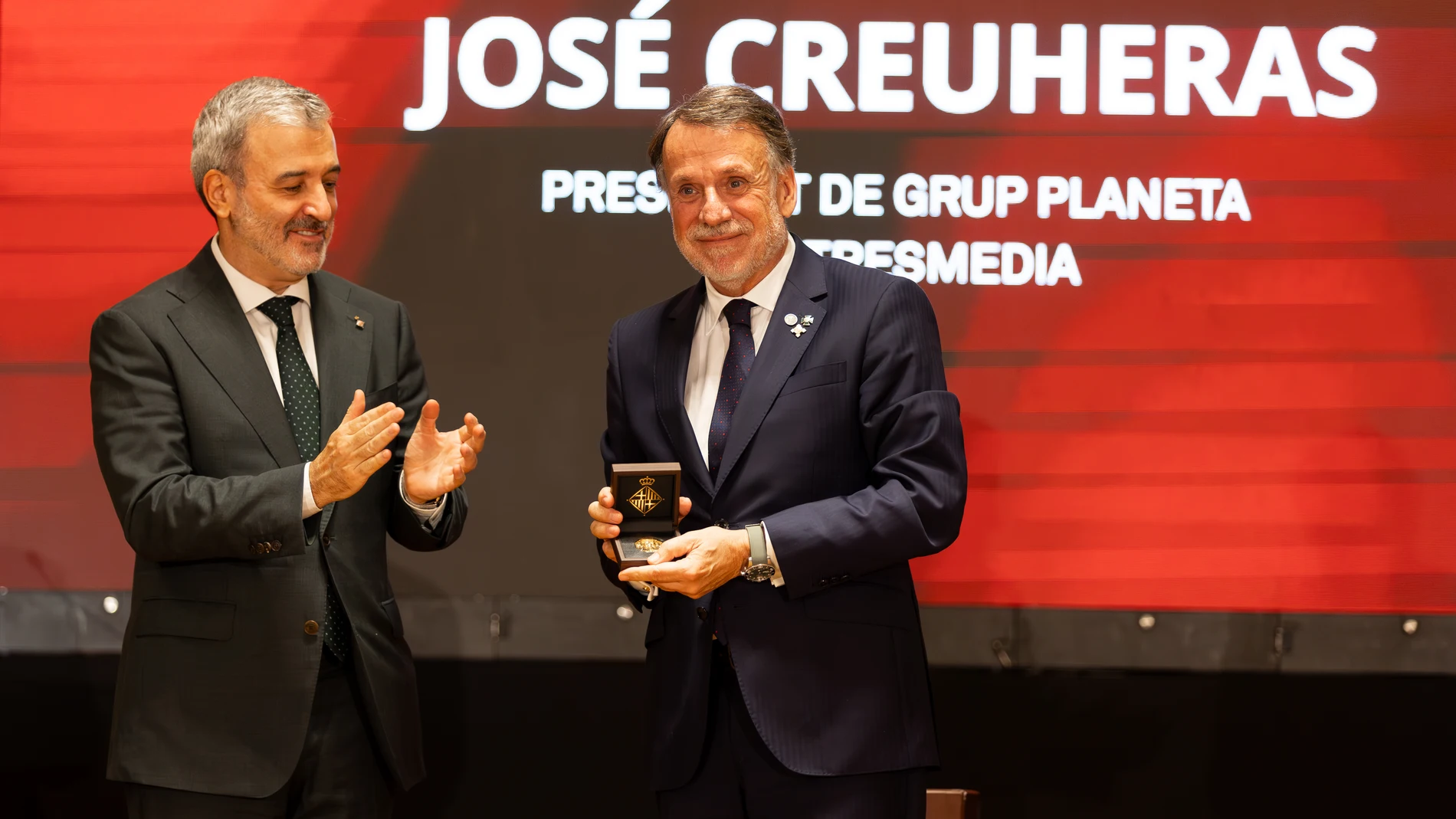 El alcalde de Barcelona, Jaume Collboni, y el presidente del Grupo Planeta, José Creuheras, durante el acto en el que el grupo editorial Planeta ha recibido la Medalla de Oro de la Ciudad