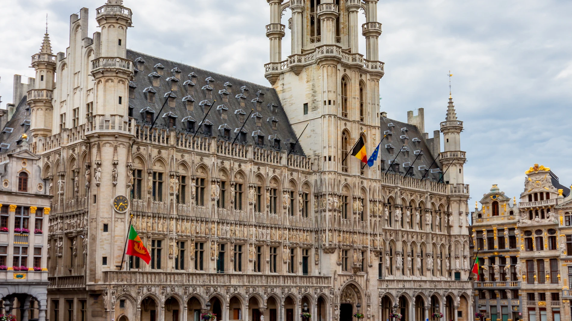 La Grand Place de Bruselas está incluida dentro de la lista del Patrimonio Mundial de la UNESCO, y dentro se encuentra el Ayuntamiento de la capital belga, una obra maestra de la arquitectura gótica
