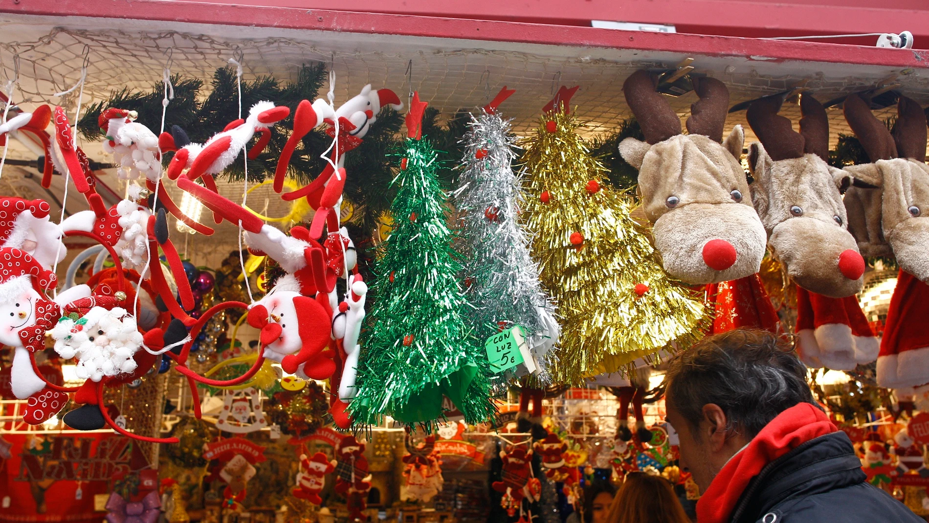 (Foto de ARCHIVO) Navidad, navidades, adorno, adornos, compras, compra, disfraz, disfraces EUROPA PRESS 09/12/2016