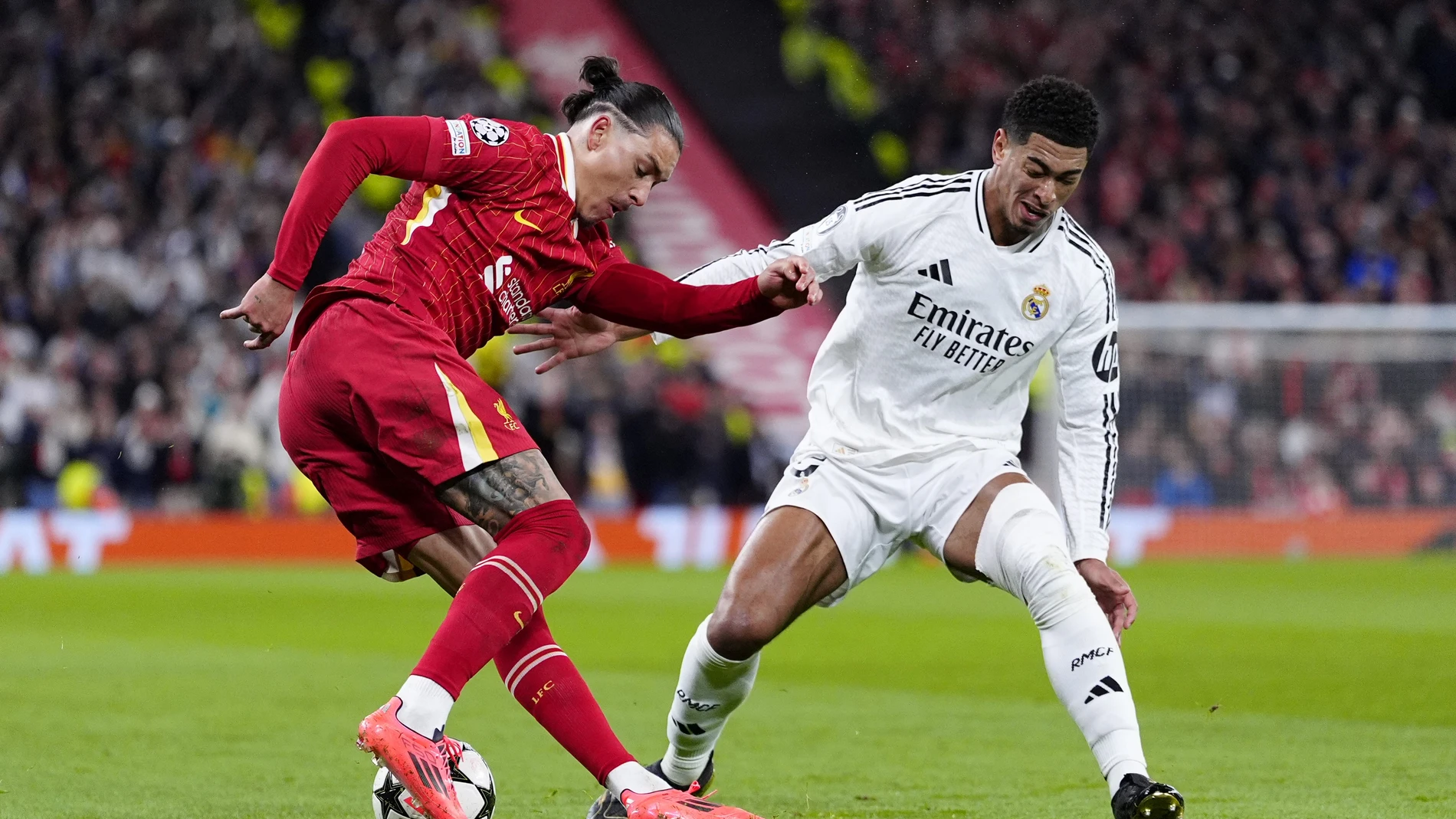27 November 2024, United Kingdom, Liverpool: Liverpool's Darwin Nunez (L) and Real Madrid's Jude Bellingham battle for the ball during the UEFA Champions League soccer match between Liverpool and Real Madrid at Anfield. Photo: Peter Byrne/PA Wire/dpa 27/11/2024 ONLY FOR USE IN SPAIN