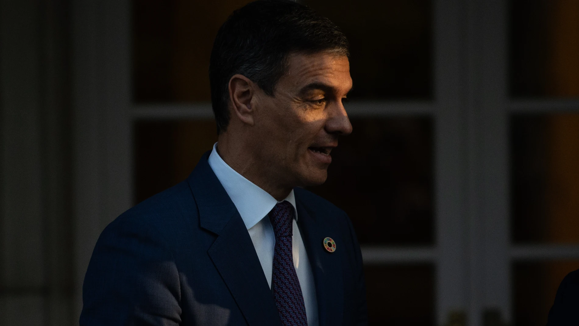 El presidente del gobierno, Pedro Sánchez, a su llegada al encuentro con el lehendakari, Imanol Pradales, antes de la Comisión Bilateral de Cooperación del Estado - País Vasco, a 27 de noviembre de 2024, en Madrid (España). La Comisión Bilateral de Cooperación del Estado fue constituida como órgano bilateral de cooperación entre el Estado y las Comunidades Autónomas, regulando cada una de ellas por sus respectivas normas internas de funcionamiento. 27 NOVIEMBRE 2024;LEHENDAKARI;ENCUENTRO;PRE...