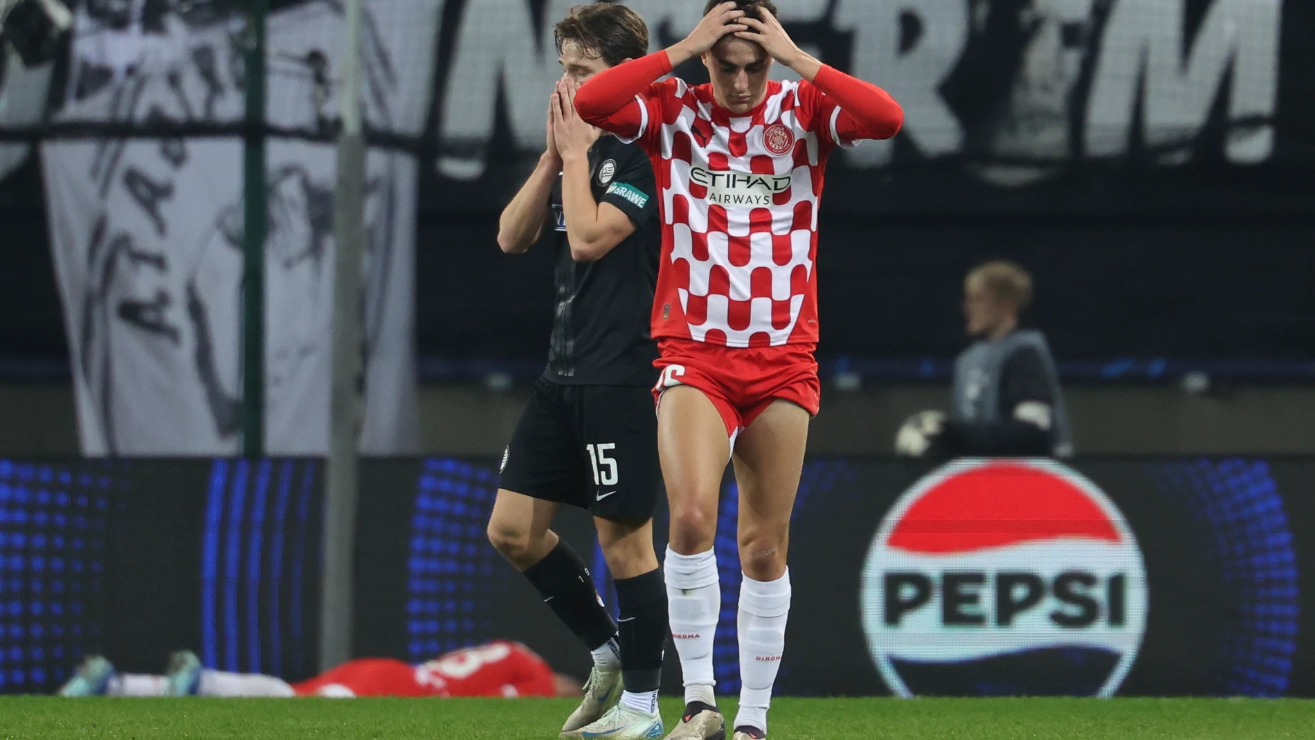 Graz (Austria), 26/11/2024.- Alejandro Frances of Girona reacts during the UEFA Champions League match between Sturm Graz and FC Girona in Graz, Austria, 27 November 2024. (Liga de Campeones, Francia) EFE/EPA/GINTARE KARPAVICIUTE