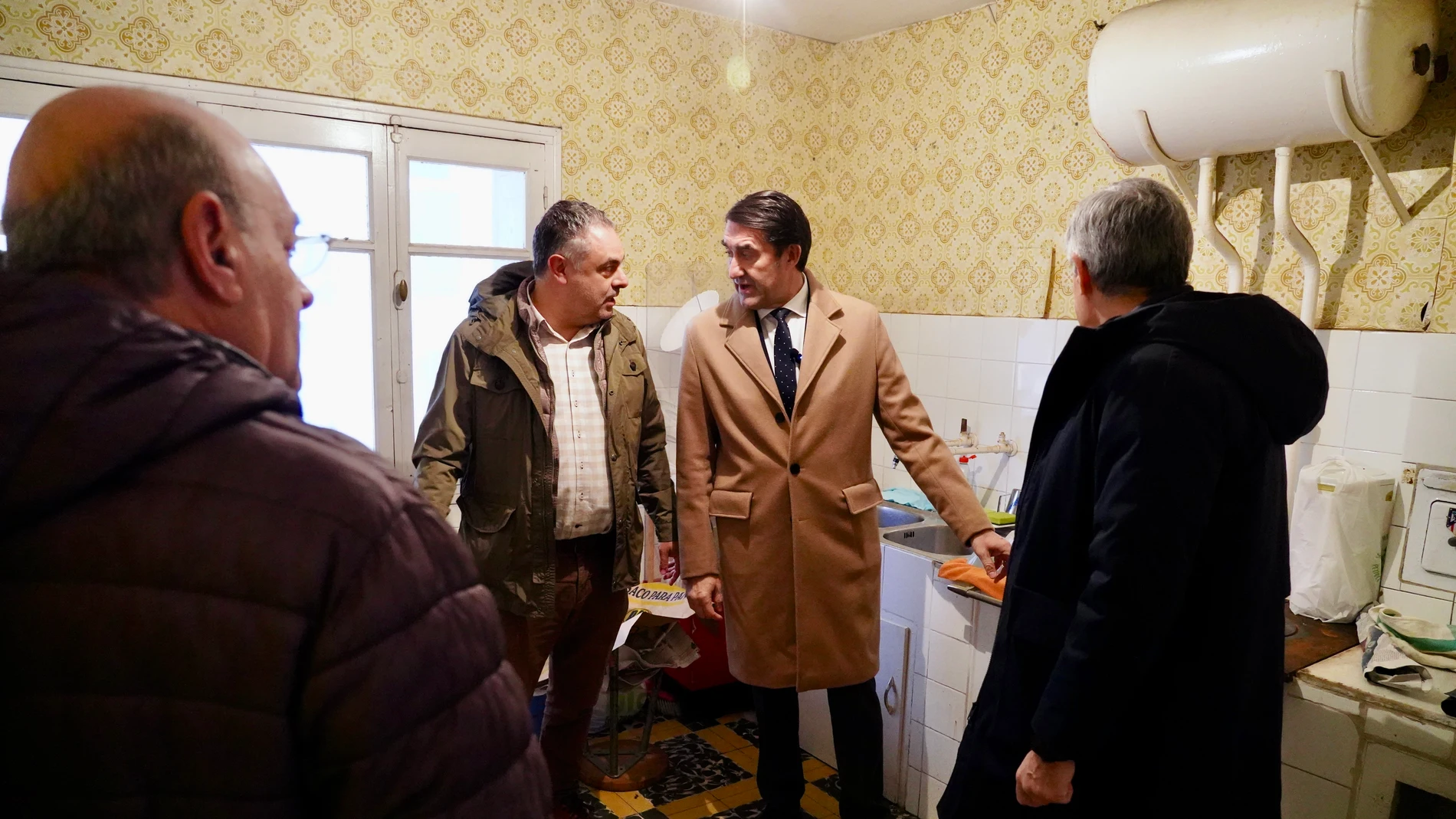 El consejero de Medio Ambiente, Vivienda y Ordenación del Territorio, Juan Carlos Suárez-Quiñones, visita el Edificio Blanco de Cela en Astorga, destinado a viviendas