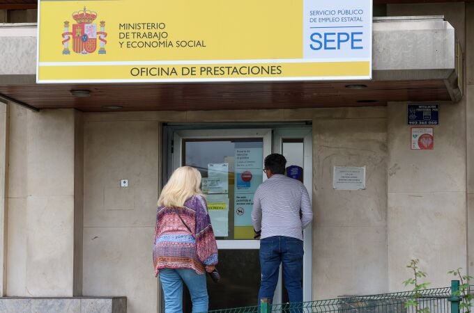 Varias personas entran a una oficina del SEPE, en Madrid