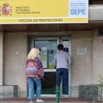 Varias personas entran a una oficina del SEPE, en Madrid