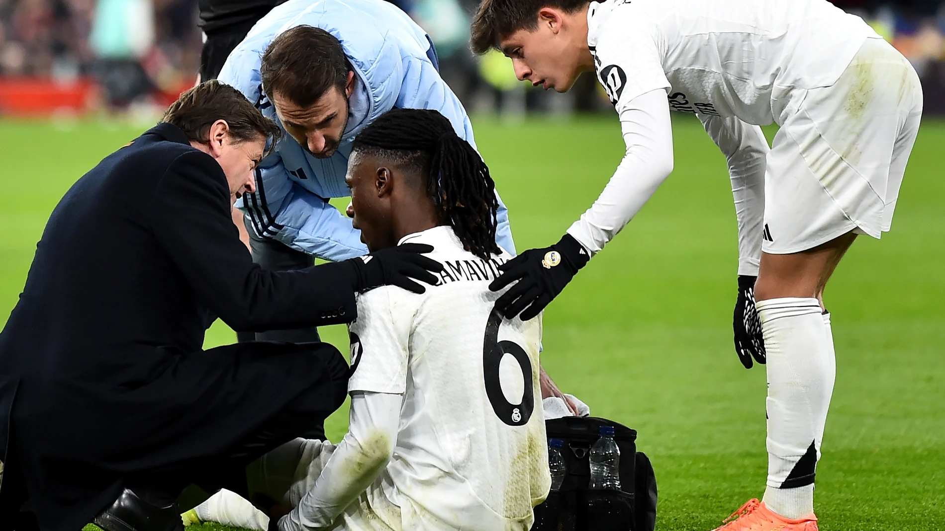Liverpool (United Kingdom), 27/11/2024.- Eduardo Camavinga of Real Madrid receives treatment during the UEFA Champions League match between Liverpool and Real Madrid in Liverpool, Britain, 27 November 2024. (Liga de Campeones, Reino Unido) EFE/EPA/PETER POWELL
