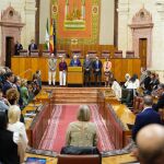 El presidente del Parlamento andaluz lee un manifiesto contra la violencia de género por el 25N antes del Pleno