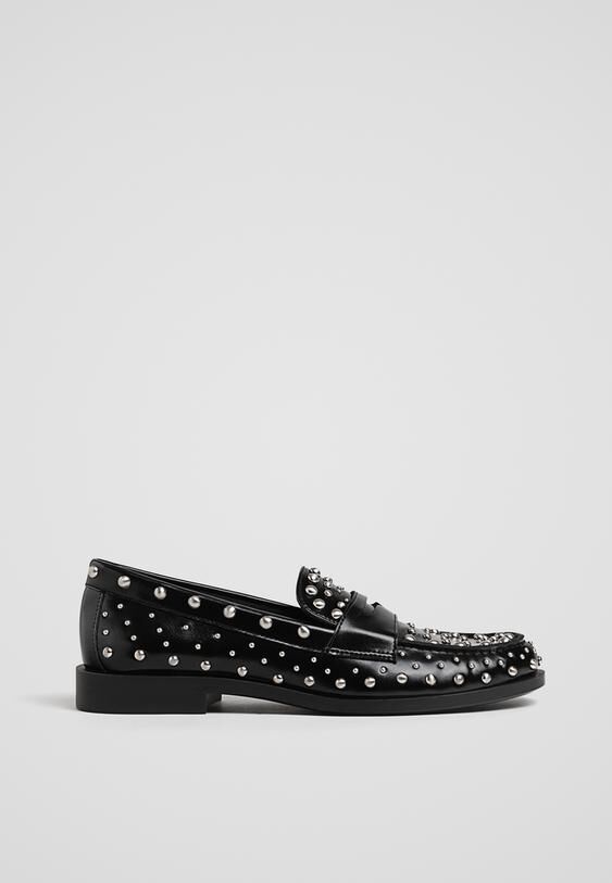 Mocasines con tachuelas.