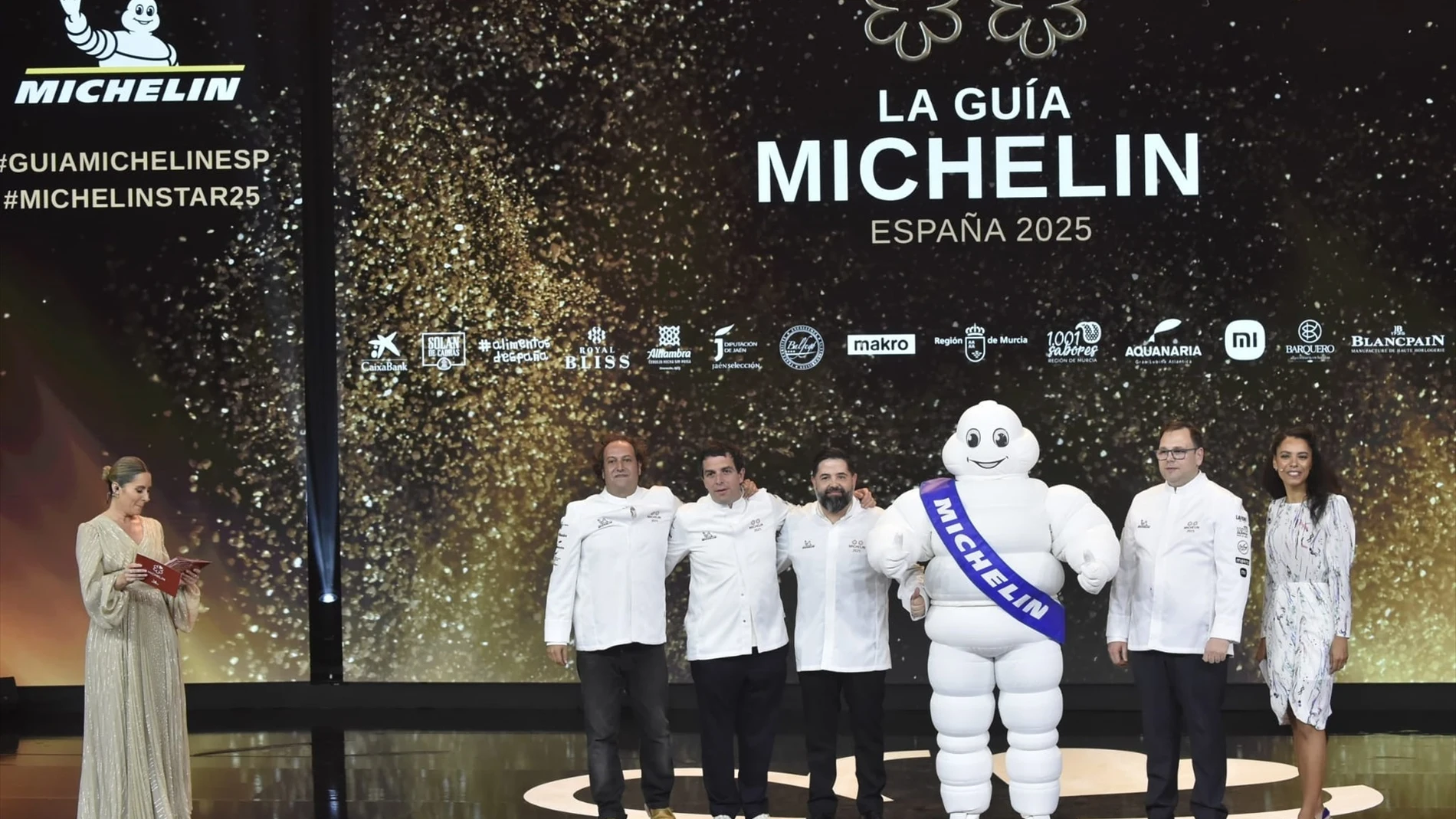 Los chef de restaurantes con dos Estrellas Michelín posan durante la gala de la Guía Michelin 2025