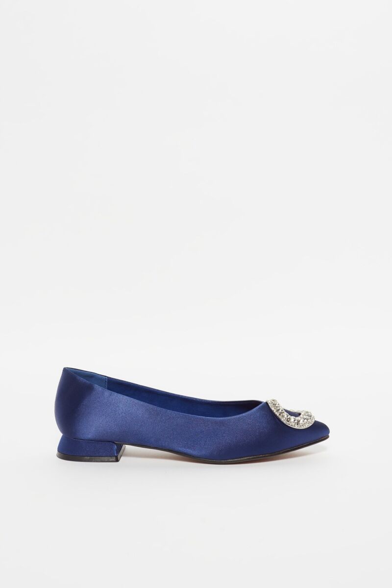 Zapatos planos con hebilla joya.
