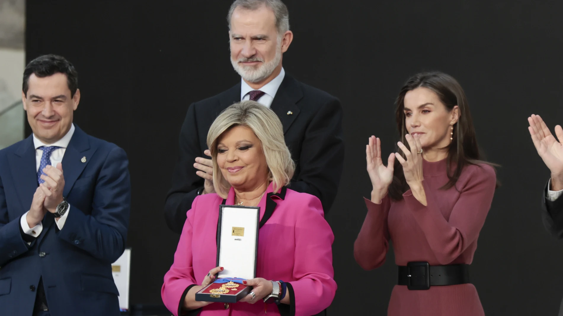 Terelu Campos recoge la Medalla de Oro en las Bellas Artes en nombre de su madre, María Teresa Campos