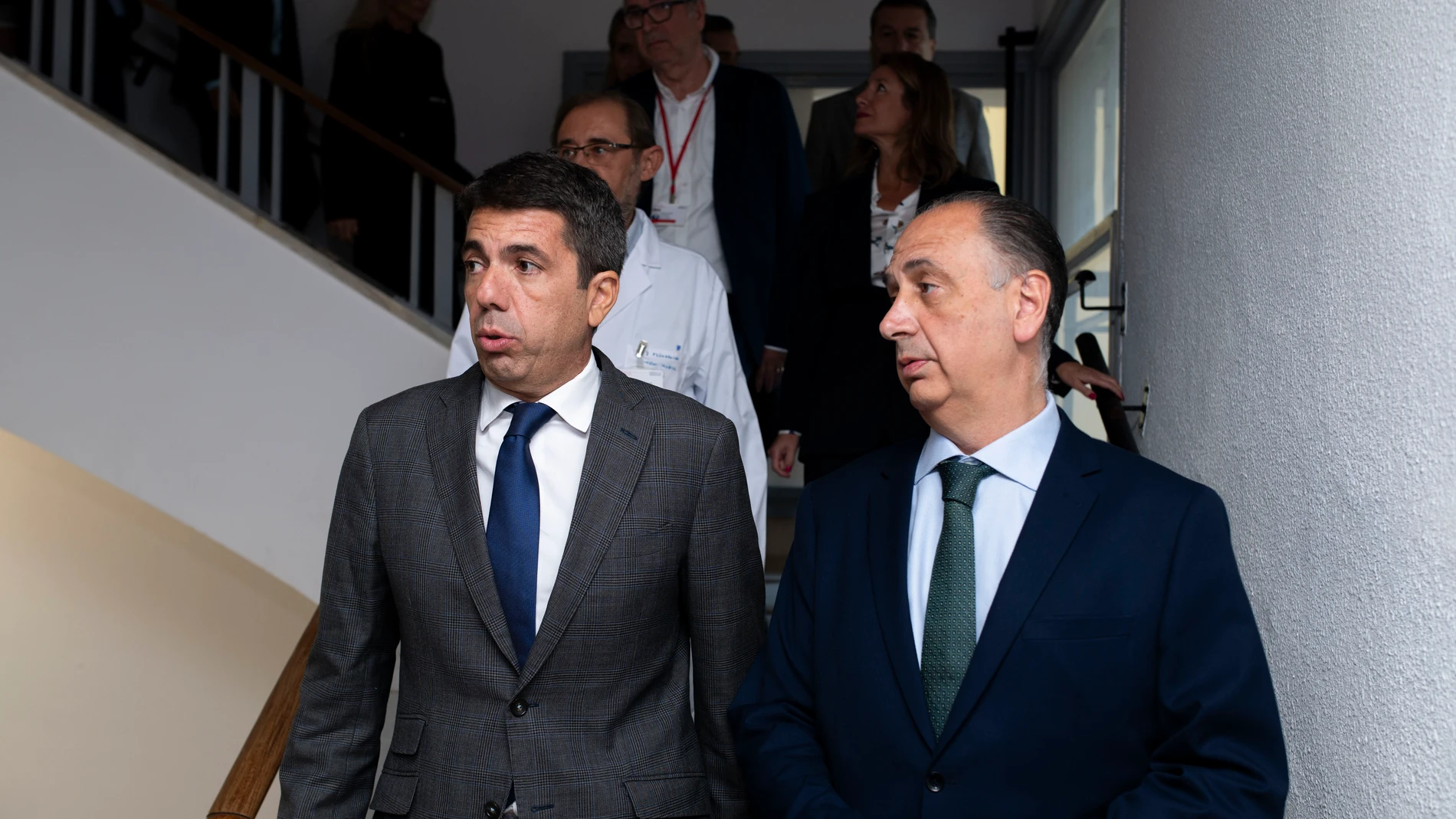 CASTELLLÓN, 27/11/2024.- El president de la Generalitat, Carlos Mazón, junto al nuevo conseller de Emergencias e Interior, Juan Carlos Valderrama Zurián (d), visita el Centro de Información y Coordinación de Urgencias (CICU) de Castellón, este miércoles. EFE/ Andreu Esteban