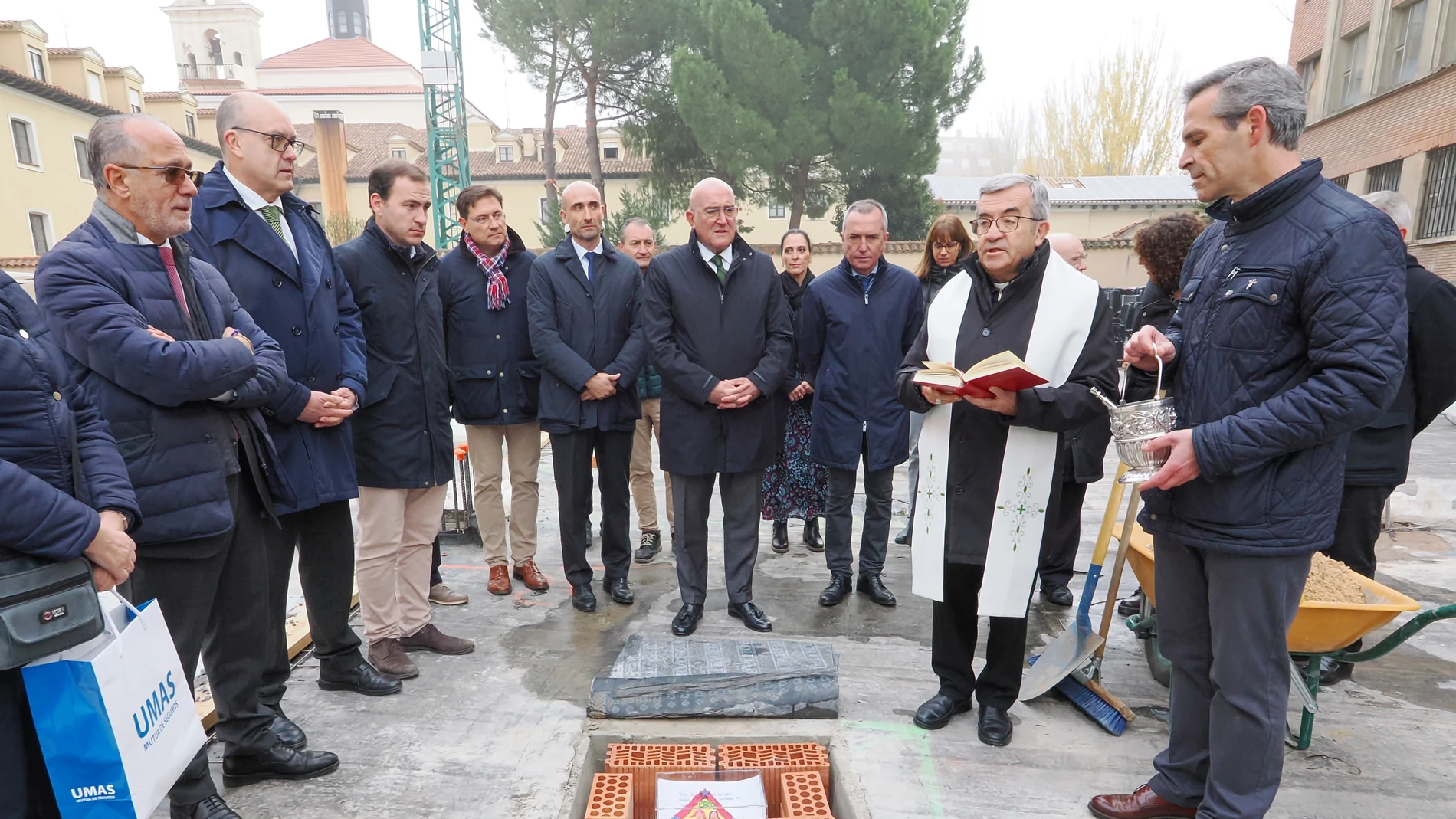 El arzobispo de Valladolid y presidente de la Fundación Emilio Álvarez Gallego, Luis Arguello, junto al alcalde Jesús Julio Carnero, participa en el acto de colocación de la primera piedra del nuevo edificio del Colegio de Educación Especial Obra Social del Santuario