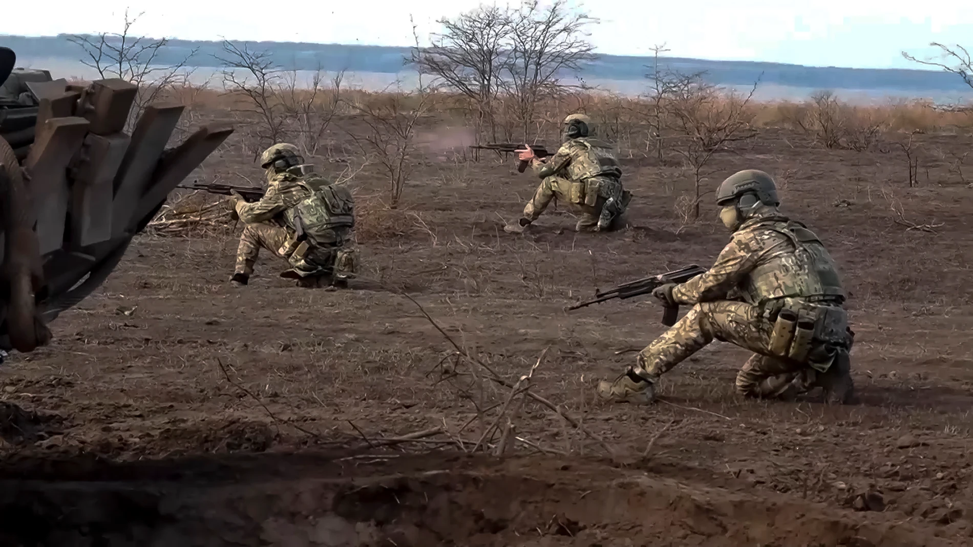 Militares rusos asisten a un entrenamiento de combate para unidades de asalto en un lugar no revelado