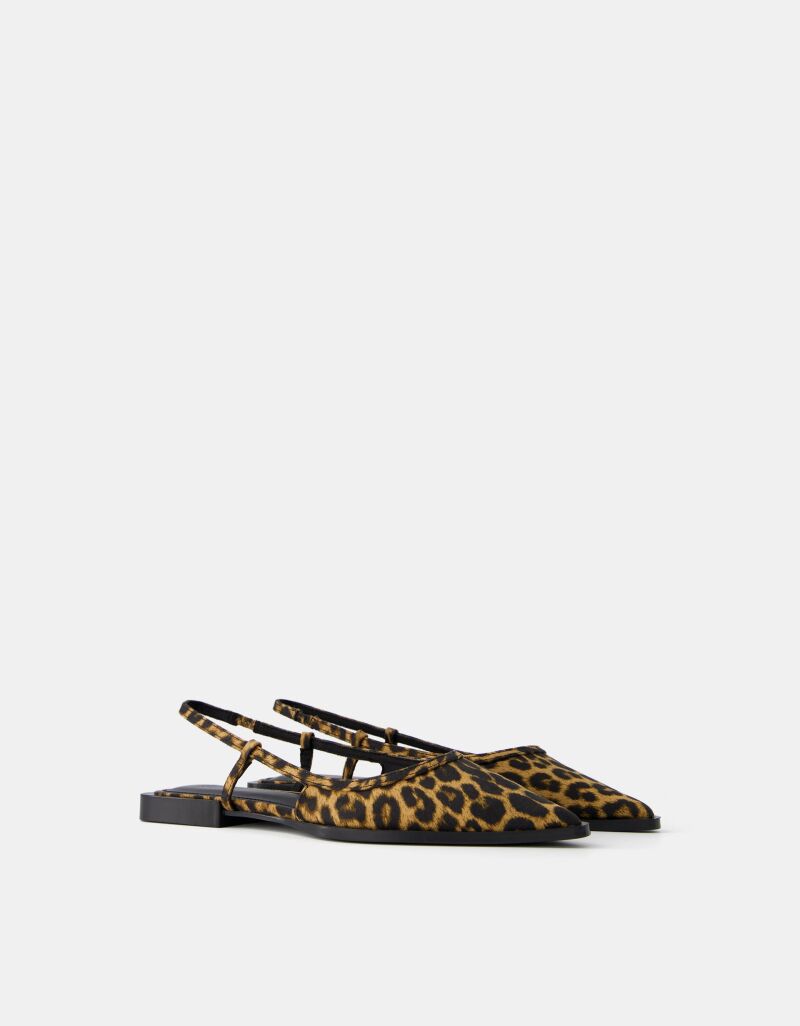 Zapatos destalonados de estampado animal.