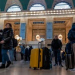  Pasajeros esperan este miércoles en la estación Gran Central de Nueva York (EE.UU). Unos 80 millones de personas viajarán en Estados Unidos por carretera o por avión durante las vacaciones de Acción de Gracias, una cifra récord que supera los niveles previos a la pandemia