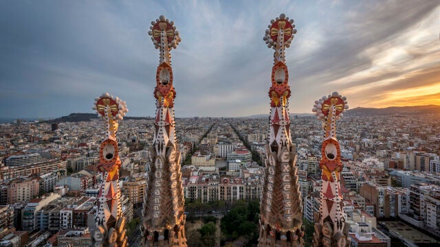 Vista aérea de Barcelona desde los picos más altos de la Sagrada Familia