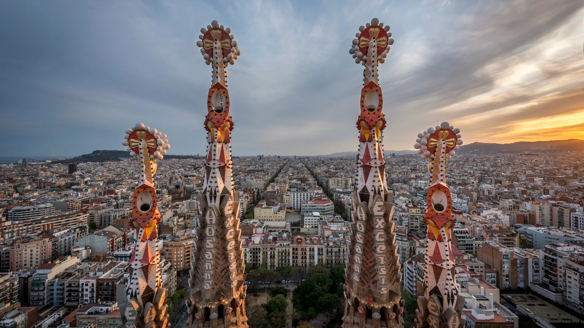 Vista aérea de Barcelona desde los picos más altos de la Sagrada Familia