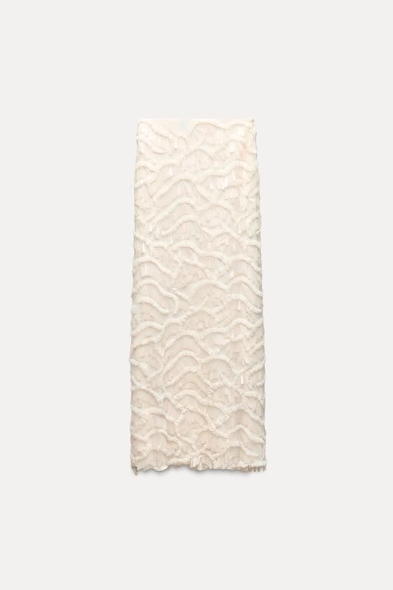 Falda larga de lentejuelas blanca, de Zara (59,95 euros)