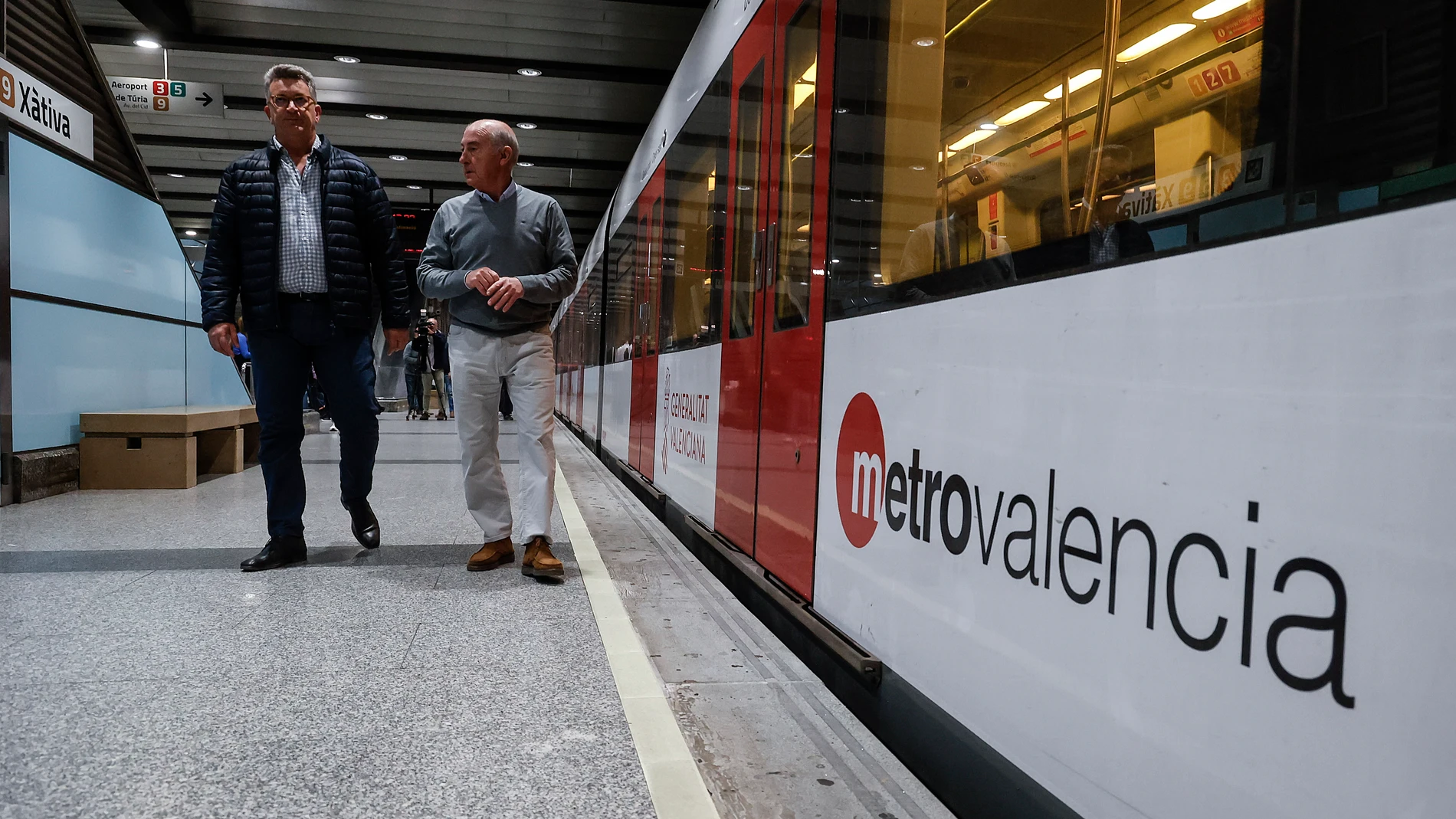 El conseller de Medio Ambiente, Infraestructuras y Territorio, Vicente Martínez Mus (i), durante las pruebas de circulación para recuperar las líneas de Metrovalencia, en la parada de metro Xàtiva, a 27 de noviembre de 2024, en Valencia, Comunidad Valenciana (España). Hoy han comenzado las pruebas de circulación de los trenes, que se prolongarán durante varios días, para garantizar la seguridad de las líneas 1,2,5,7 y 9 con todas las garantías. Se baraja el 6 de diciembre cómo el día que el s...