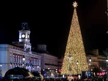 Encendido de las luces de Navidad 2024 en Madrid Encendido de las luces de Navidad 2024 en el centro de la ciudad, a 28 de noviembre de 2024, en Madrid (España). Este año, el seleccionador nacional de fútbol, Luis de la Fuente, es quien se encarga de activar el alumbrado desde la Puerta del Sol en un acto que tendrá el toque musical del cantante Álvaro de Luna. En la Navidad madrileña 2024-2025 lucirán 7.100 cadenetas luminosas, 121 cerezos, 10 grandes abetos iluminados y varios Belenes figurativos. Como novedad, este año se estrena un nuev...