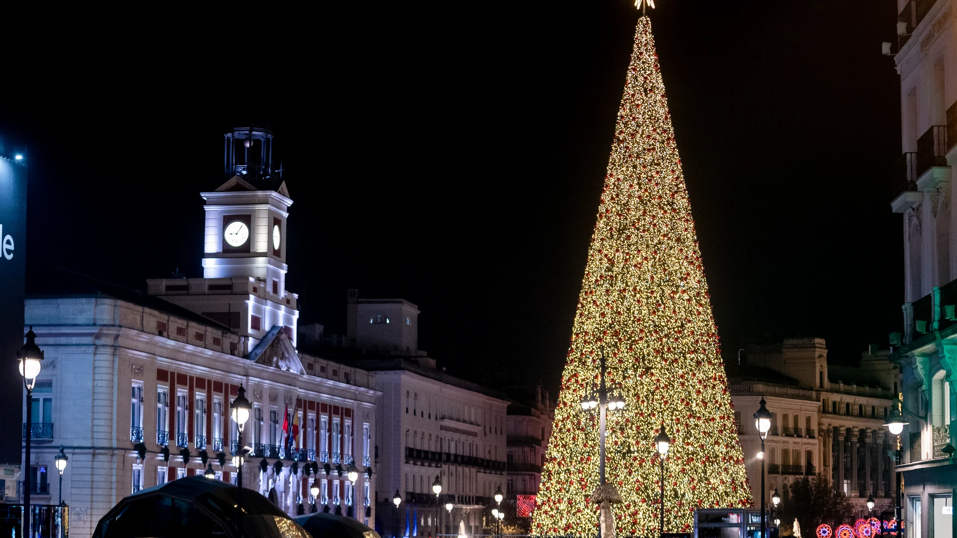 Encendido de las luces de Navidad 2024 en el centro de la ciudad, a 28 de noviembre de 2024, en Madrid (España). Este año, el seleccionador nacional de fútbol, Luis de la Fuente, es quien se encarga de activar el alumbrado desde la Puerta del Sol en un acto que tendrá el toque musical del cantante Álvaro de Luna. En la Navidad madrileña 2024-2025 lucirán 7.100 cadenetas luminosas, 121 cerezos, 10 grandes abetos iluminados y varios Belenes figurativos. Como novedad, este año se estrena un nuev...