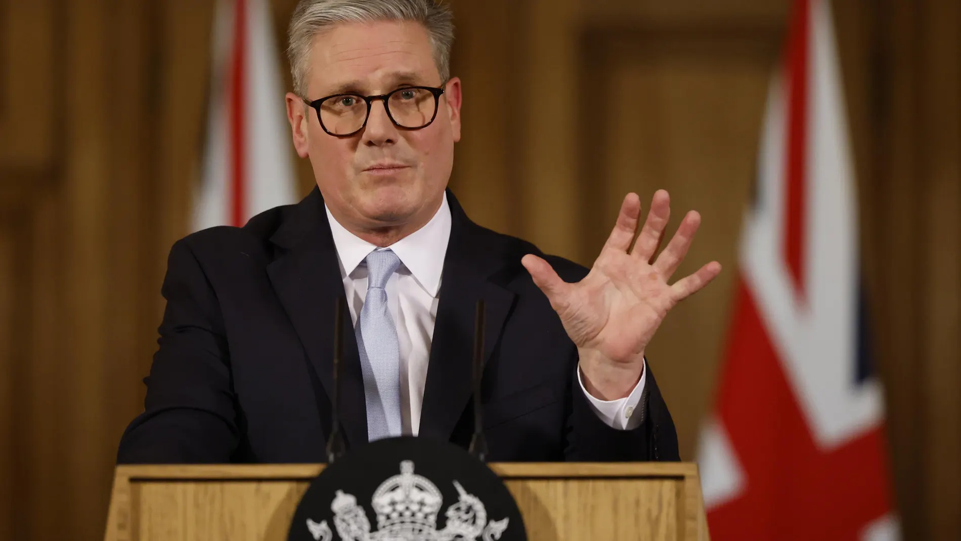 London (United Kingdom), 28/11/2024.- Britain's Prime Minister Keir Starmer holds a press conference on migration in Downing Street in London, Britain, 28 November 2024. According to the Office for National Statistics (ONS) estimated net migration to the UK was 728,000 in the 12 months to June 2024, down 20 percent from a revised figure of 906,000 in the year to June 2023. (Reino Unido, Londres) EFE/EPA/TOLGA AKMEN / POOL