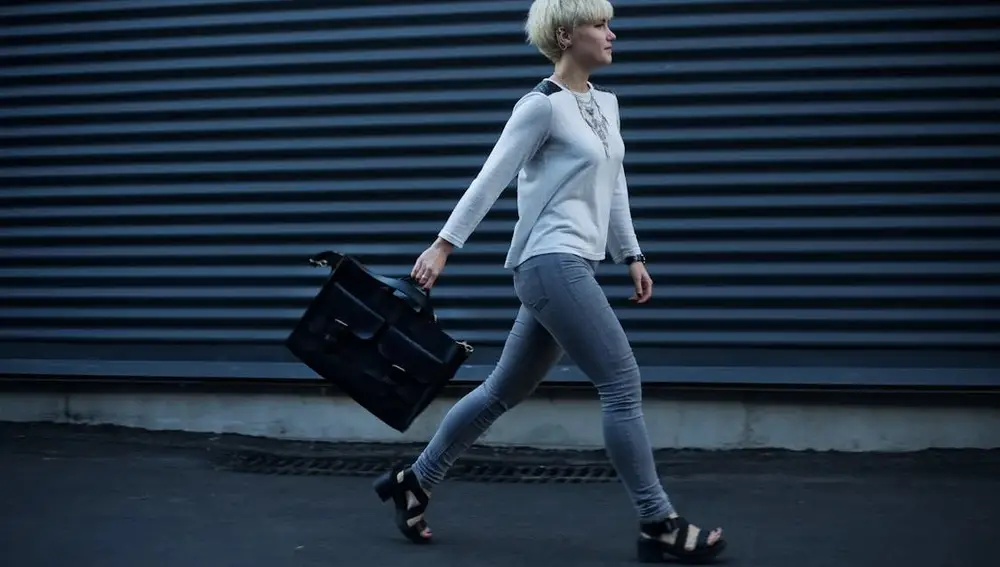 Mujer caminando con un bolso