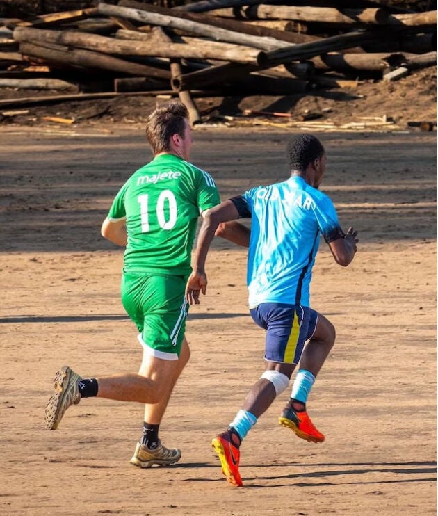 El príncipe Christian de Dinamarca en su voluntariado en África