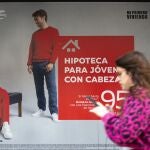 Anuncio de hipoteca en la fachada de una sucursal bancaria. 