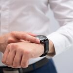 Hombre mirando su reloj