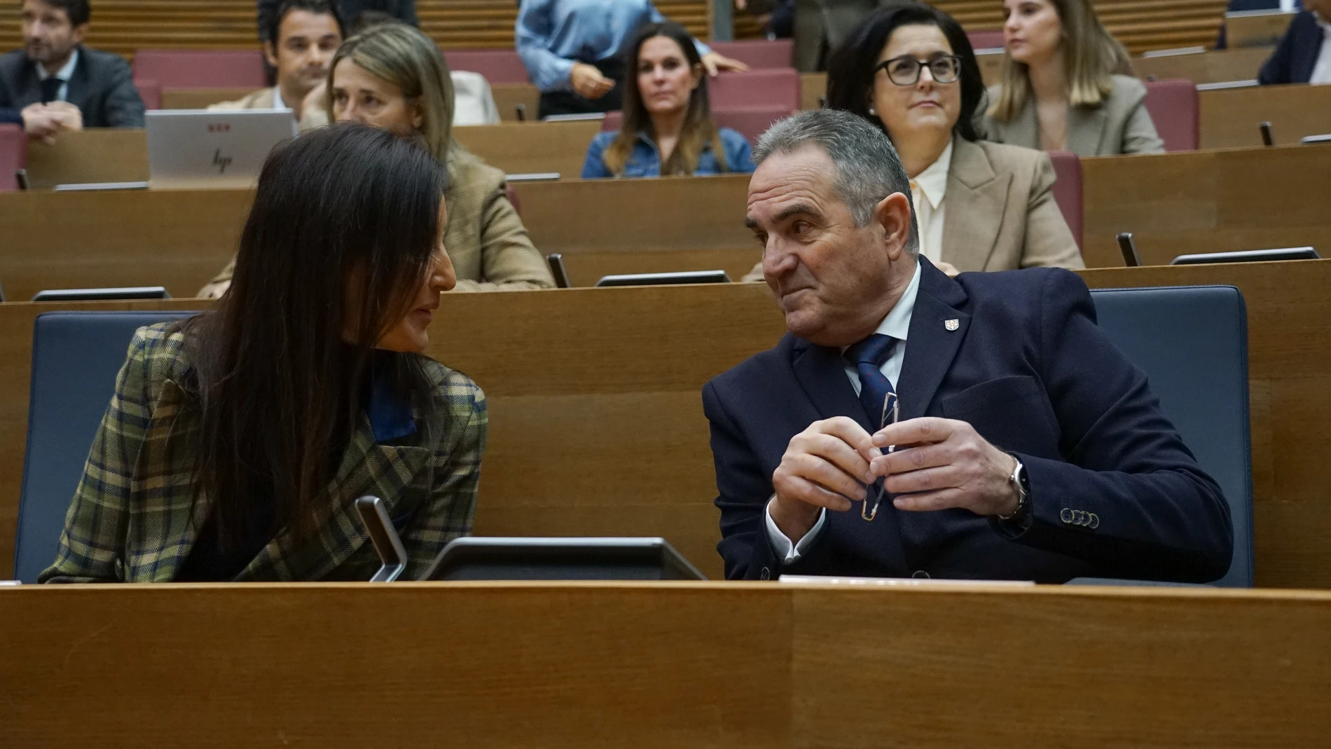 La consellera de Hacienda y Economía, Ruth Merino, y el vicepresidente segundo y Conseller para la Recuperación Económica y Social de la Comunitat Valenciana, Francisco José Gan Pampols, durante una sesión de control al Gobierno valenciano en Les Corts Valencianes, a 28 de noviembre de 2024, en Valencia, Comunidad Valenciana (España). El pleno de Les Corts Valencianes ha aprobado, con los votos a favor del PP, Compromís y VOX, la creación de una Comisión de investigación sobre las causas de l...