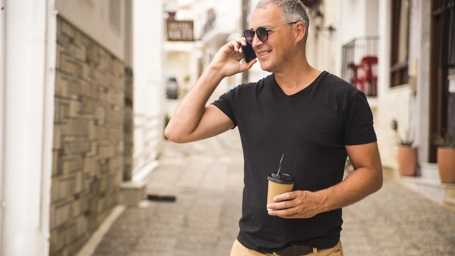 Hombre con camiseta Levi's negra