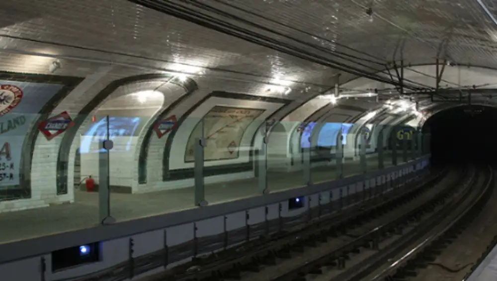 Esta joya histórica forma parte de la primera línea de Metro, inaugurada en 1919, y conserva el encanto de sus orígenes.