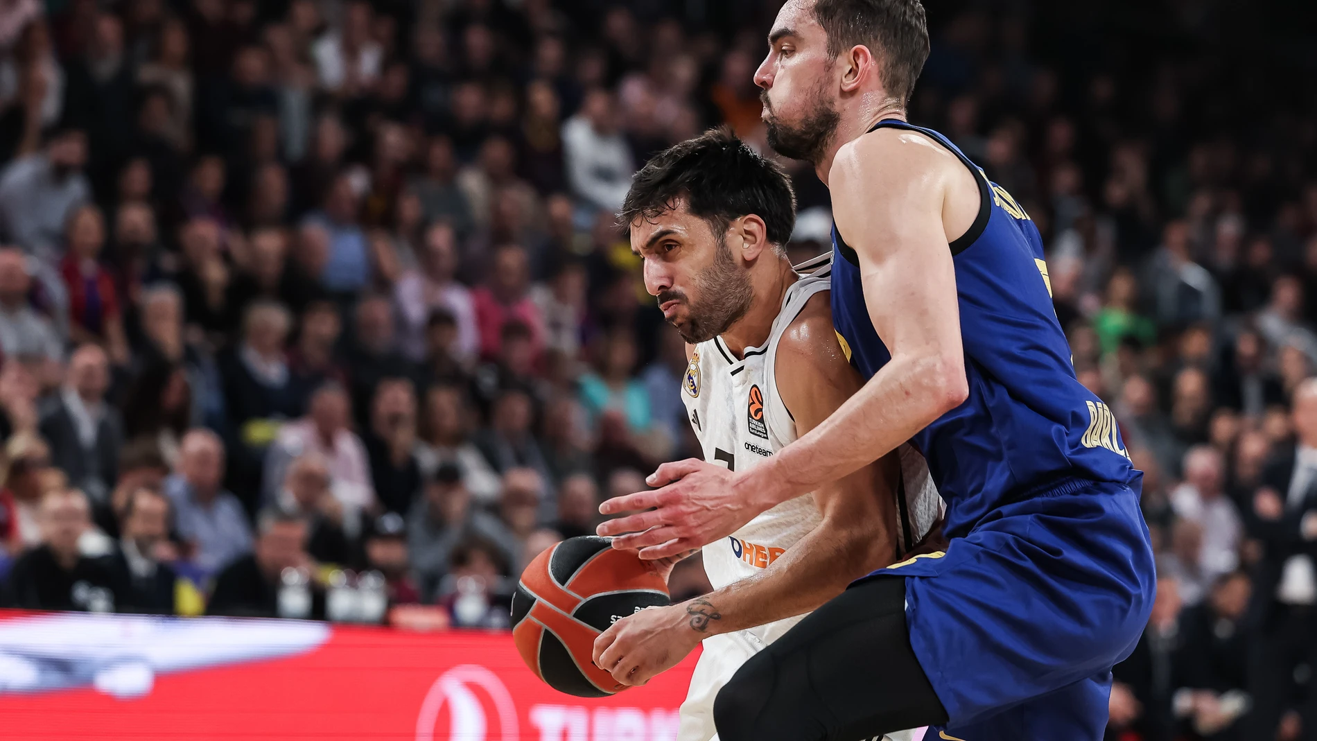 Campazzo sufre la defensa de Satoransky