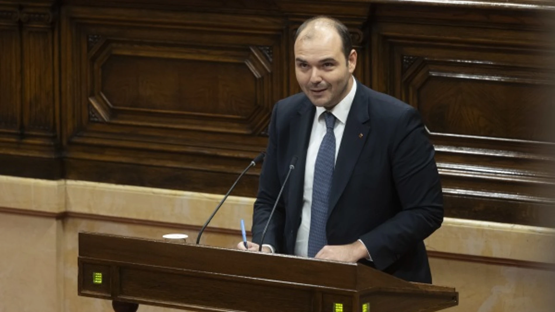 El conseller de Presidencia de la Generalitat, Albert Dalmau, en el pleno del Parlament REMITIDA / HANDOUT por Parlament de Catalunya Fotografía remitida a medios de comunicación exclusivamente para ilustrar la noticia a la que hace referencia la imagen, y citando la procedencia de la imagen en la firma 28/11/2024