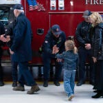 Joe y Jill Biden, acompañados de su nieta Beau, visitan a los bomberos en Nantucket el día de Acción de Gracias