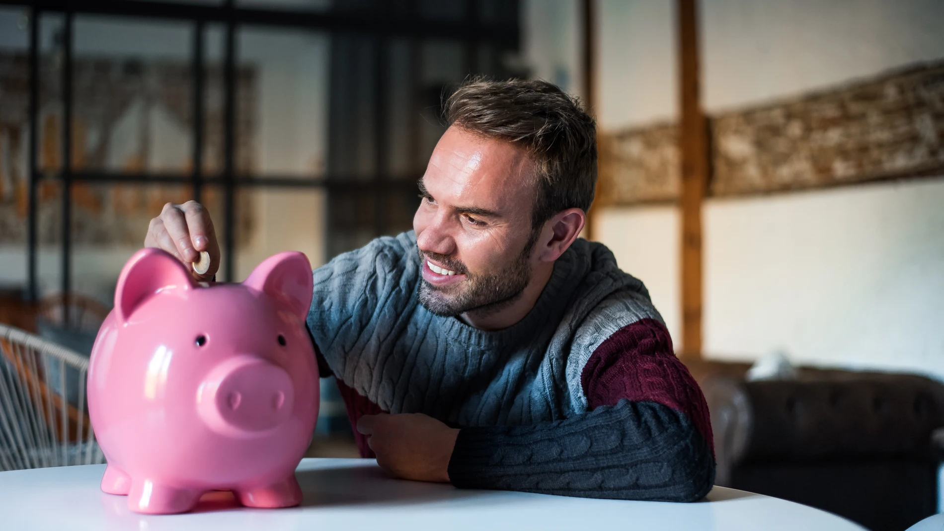 Ahorro en una hucha de cerdo y plan de pensiones