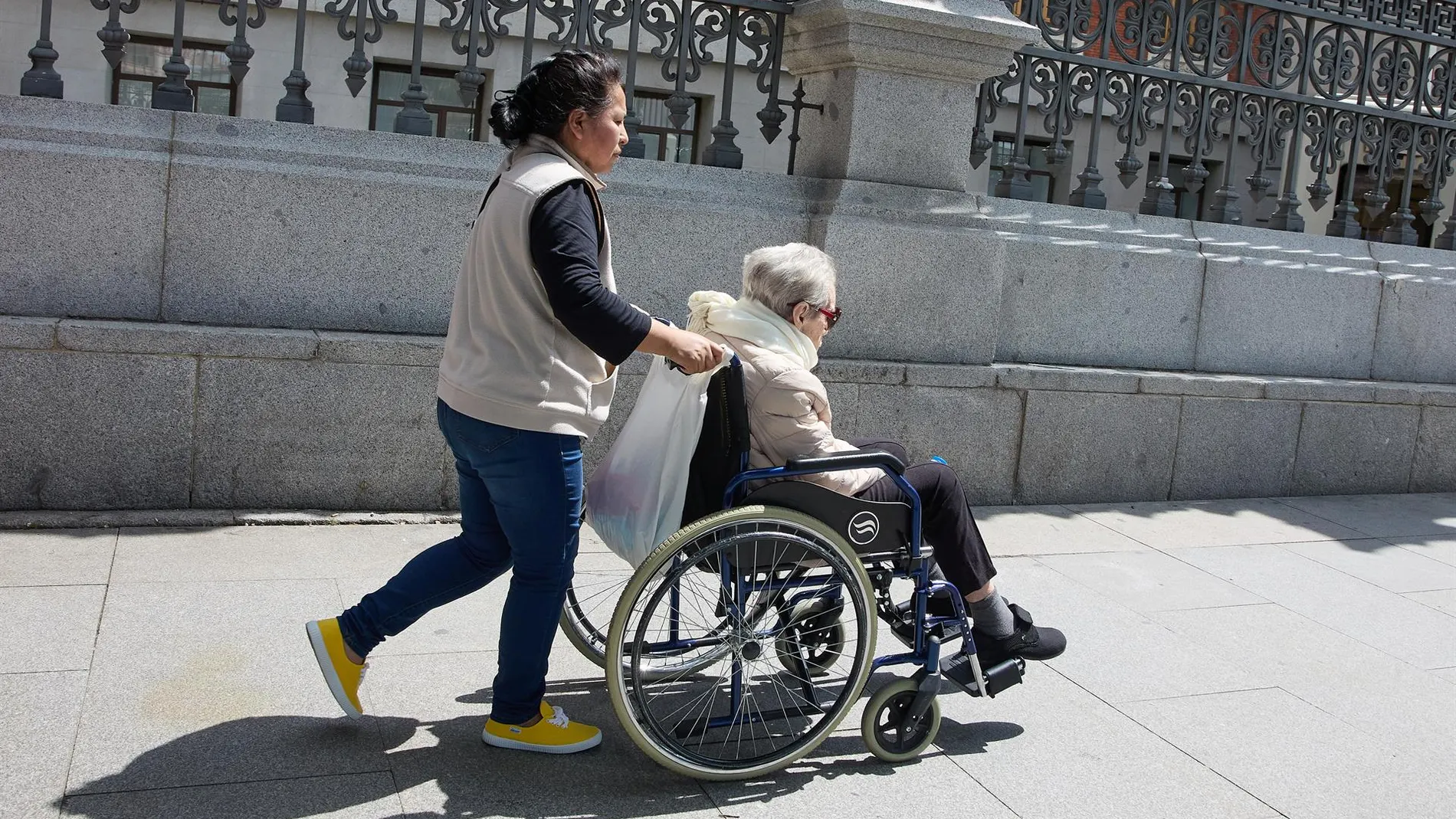 Más de un millón de personas con discapacidad en España viven solas, el 24,5% del total, según Funcas