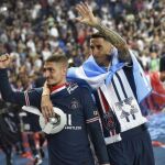 Marco Verrati junto a Di María durante la despedida del argentino del PSG