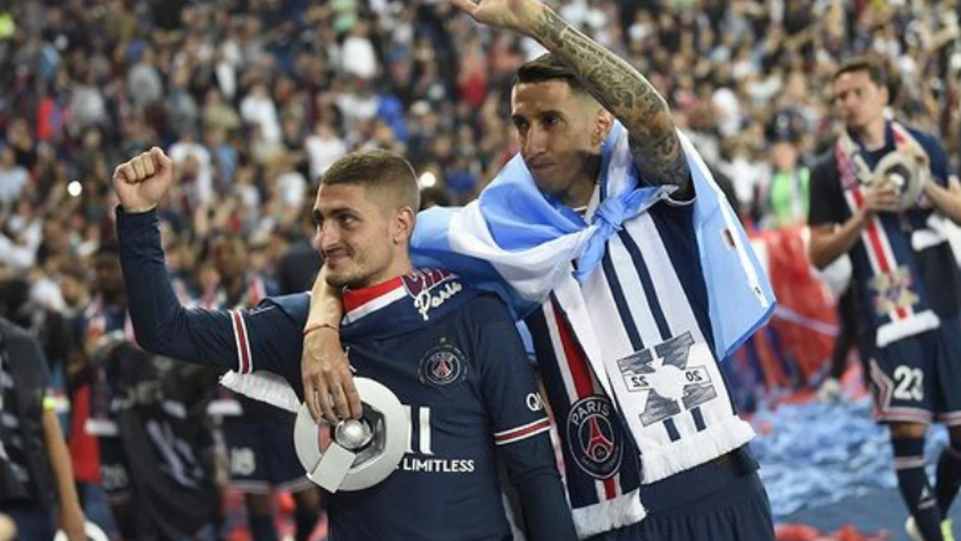 Marco Verrati junto a Di María durante la despedida del argentino del PSG