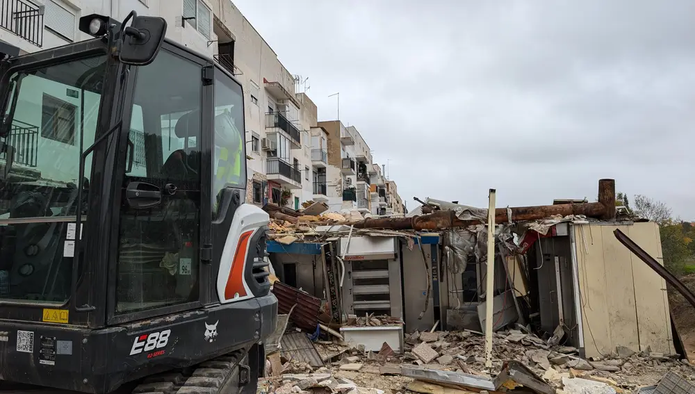 En el lado del barranco las terrazas donde había negocios todavía están por limpiar de escombros.