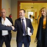 Ricardo Gavilanes saluda a Ángel Ceña en presencia de García Nieto