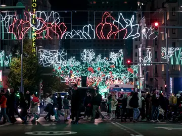 Encendido de las luces de Navidad 2024 en Madrid Encendido de las luces de Navidad 2024 en el centro de la ciudad, a 28 de noviembre de 2024, en Madrid (España). Este año, el seleccionador nacional de fútbol, Luis de la Fuente, es quien se encarga de activar el alumbrado desde la Puerta del Sol en un acto que tendrá el toque musical del cantante Álvaro de Luna. En la Navidad madrileña 2024-2025 lucirán 7.100 cadenetas luminosas, 121 cerezos, 10 grandes abetos iluminados y varios Belenes figurativos. Como novedad, este año se estrena un nuev...