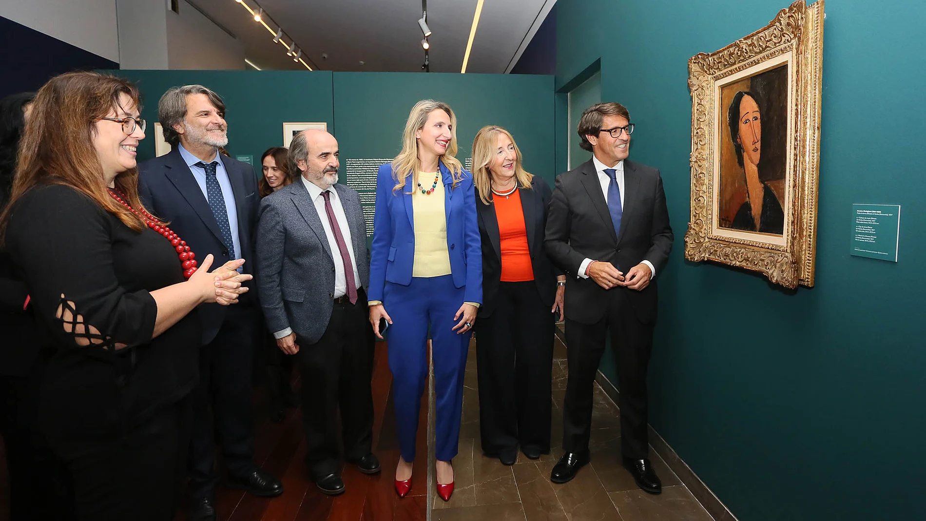 El diputado de Cultura, Juan de Dios Navarro, el director del Mubag, Jorge A. Soler, observan "Cabeza de mujer", de Modigliani