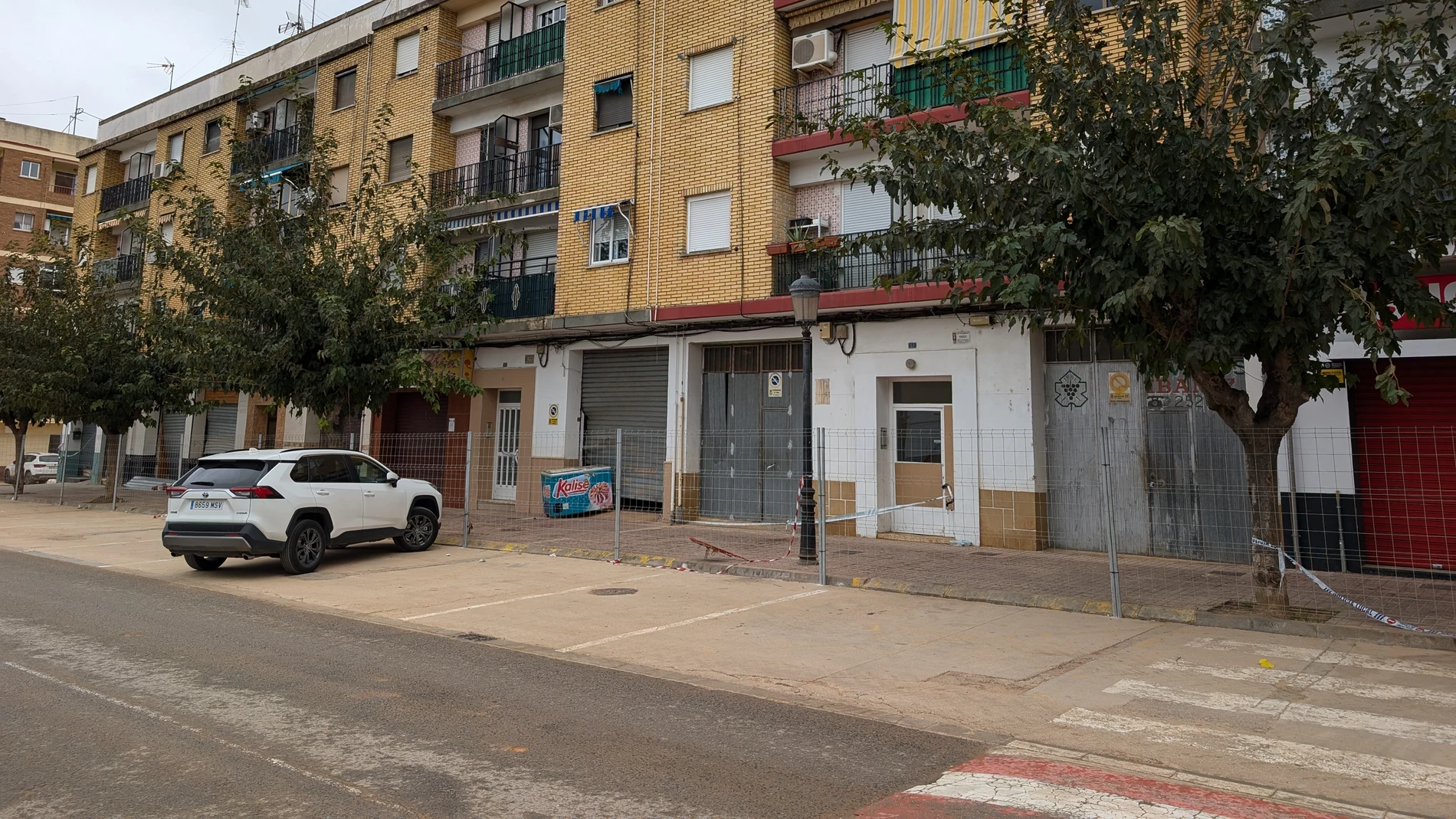 El edificio de Ramón y Cajal sigue precintado un mes después de la DANA