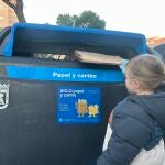 El contenedor azul está de aniversario: hoy cumple 25 años