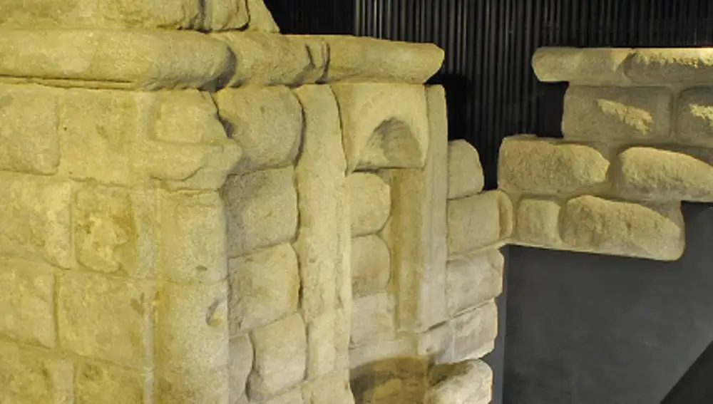 A pocos metros bajo la plaza de Isabel II, la estación de Ópera (Líneas 2, 5 y Ramal) acoge la recreación de la histórica fuente de los Caños del Peral, un rincón museístico único en el Metro de Madrid.